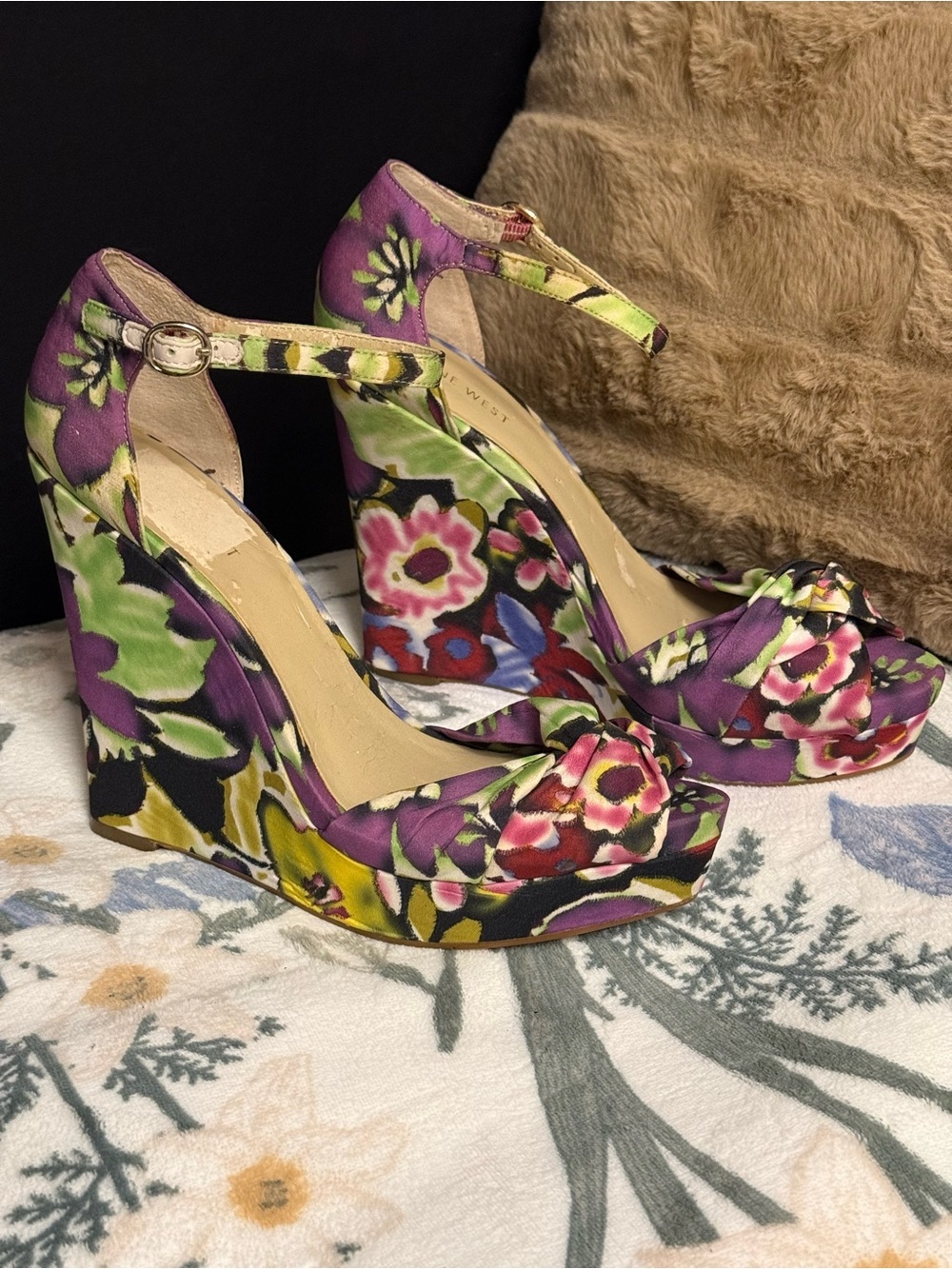 🌸 **Nine West Floral Fantasy Platform Wedges** 🌸 - Picture 2 of 4
